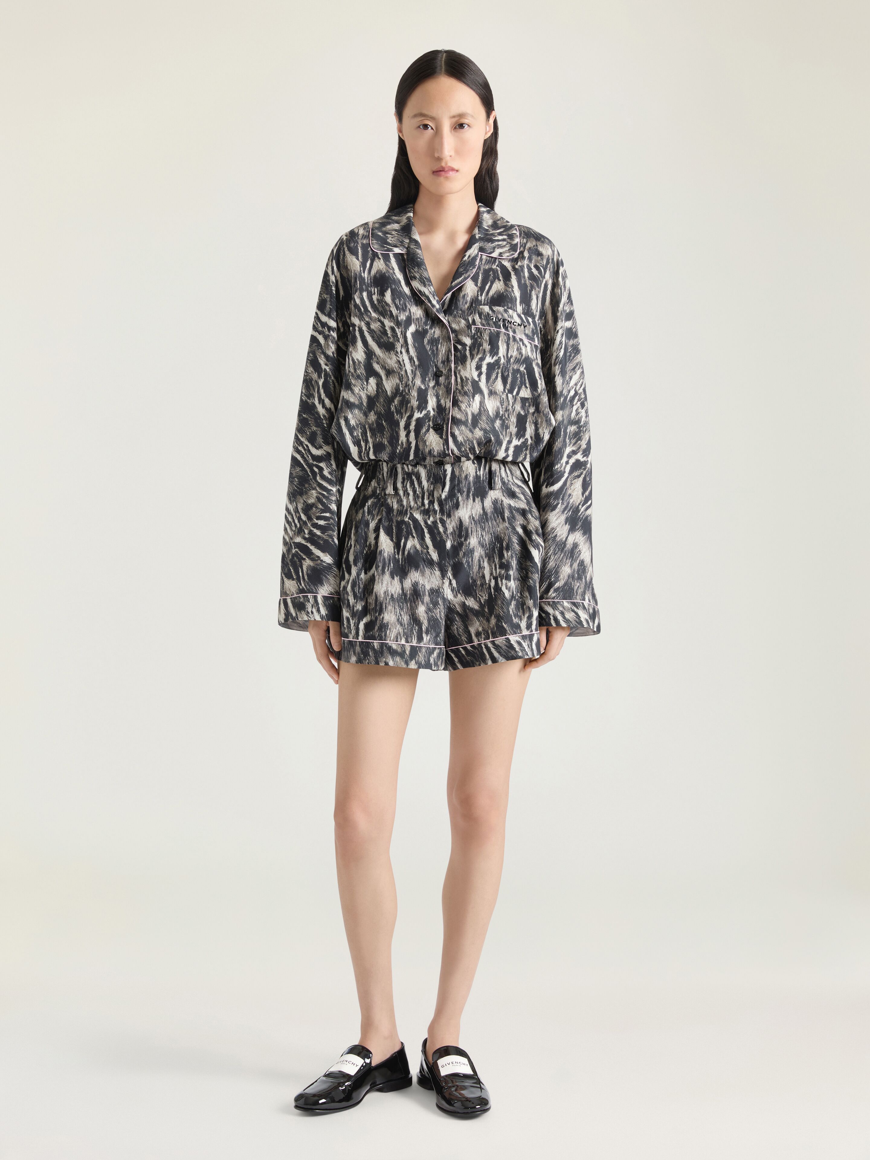 Shorts in silk with animal print